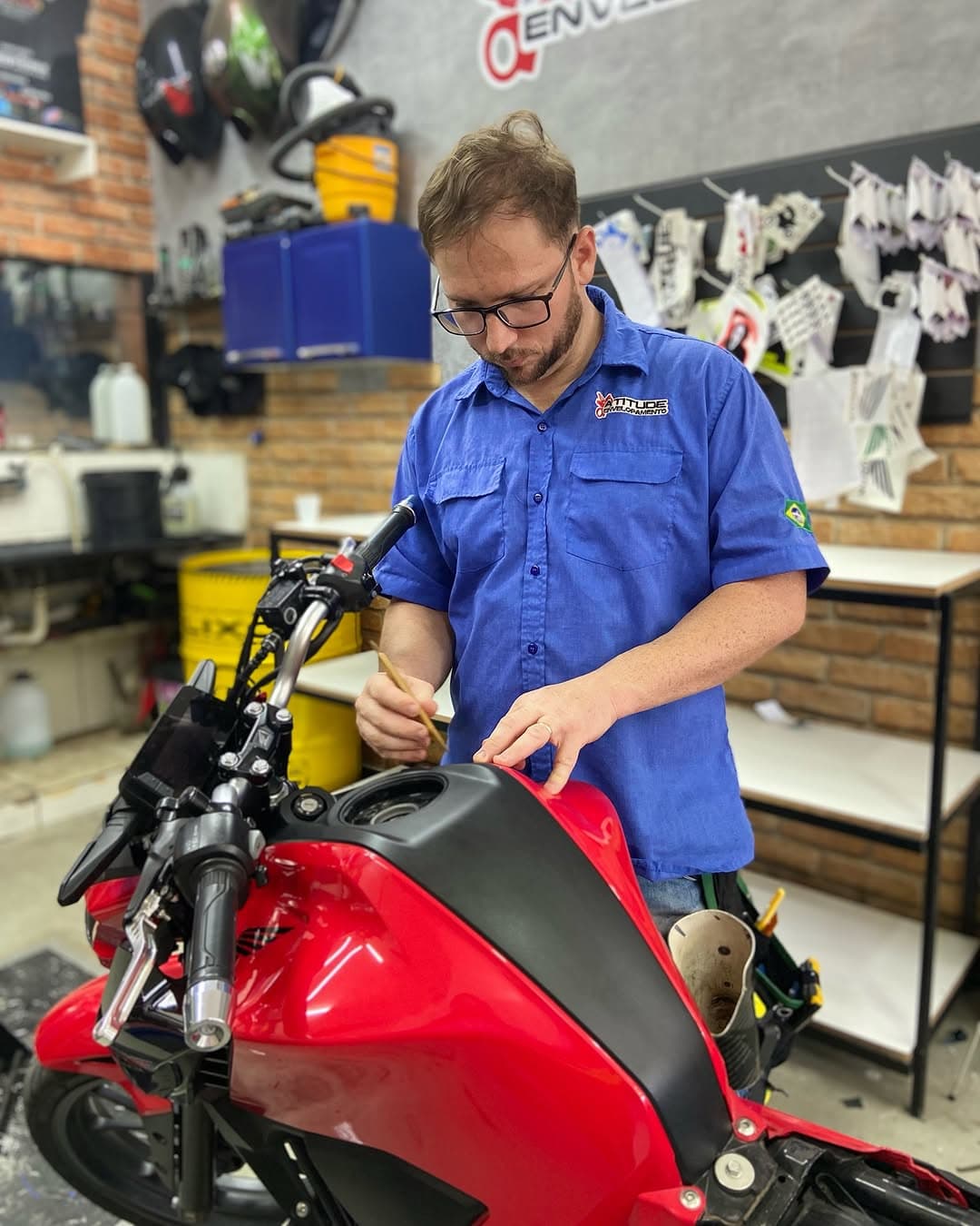 Demurie Pereira aplicando envelopamento em moto