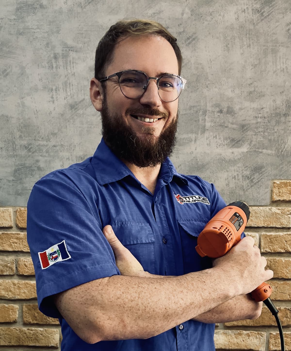 Demurie Pereira aplicando envelopamento em moto